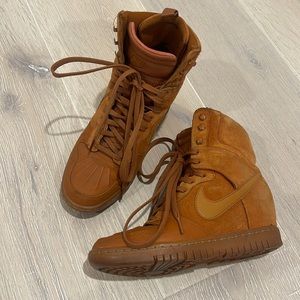 Nike Dunk Sky Hi Sneakerboot 2.0, Women’s 7,5. Style 684954-200 TAWNY/SAIL/GUM